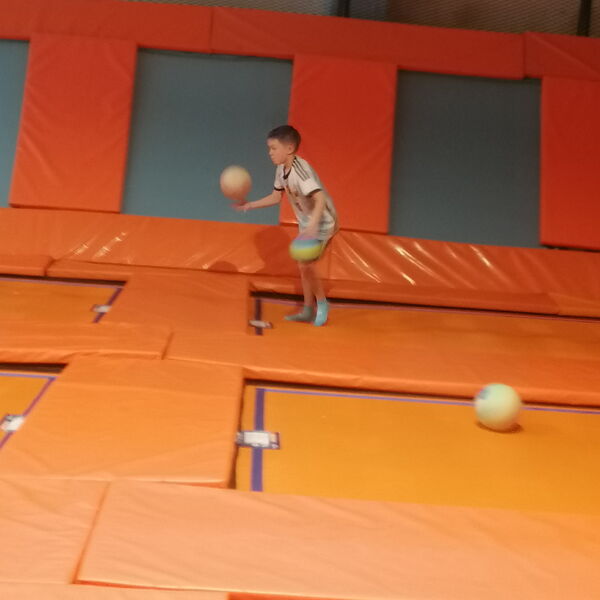 Wandertag der Klassen 5 und 6 ins Jumphouse Halle